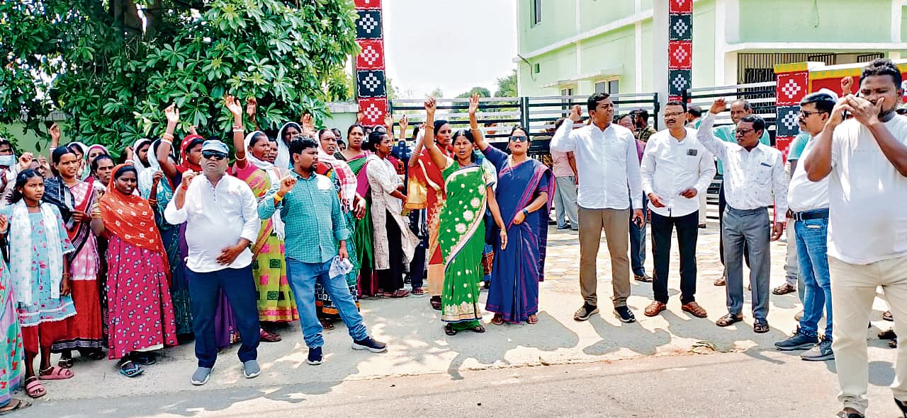 Rourkela News: विचाराधीन कैदी की मौत के बाद भड़के ग्रामीणों ने किया प्रदर्शन, बोले-ठेकेदारों के इशारे पर काम कर रहा आबकारी विभाग