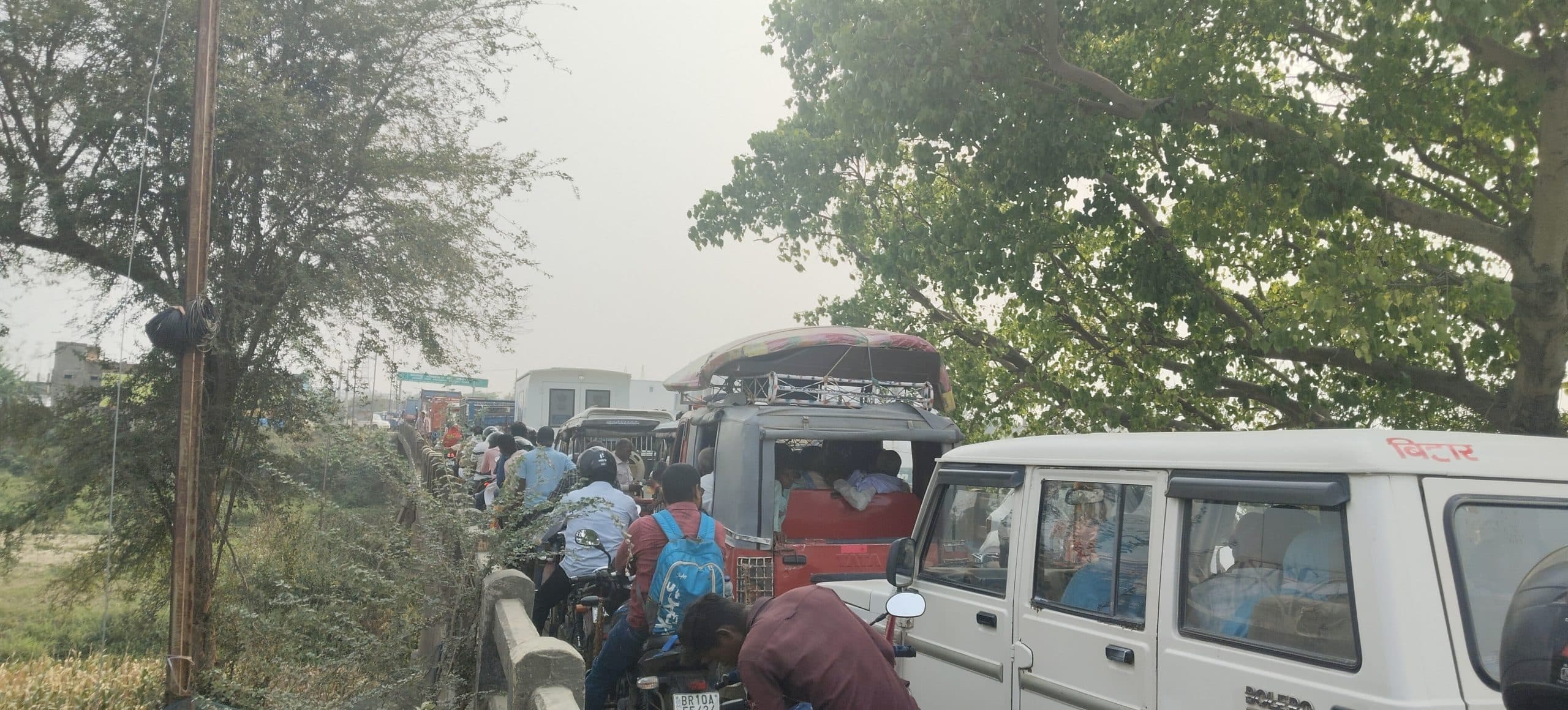 Bhagalpur news पांच घंटे भीषण जाम, एम्बुलेंस, स्कूली वाहन व एसडीपीओ की गाड़ी जाम में फंसी