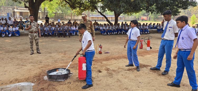 Bokaro News : सीआइएसएफ ने स्कूली बच्चों सिखाये आग से बचाव के गुर