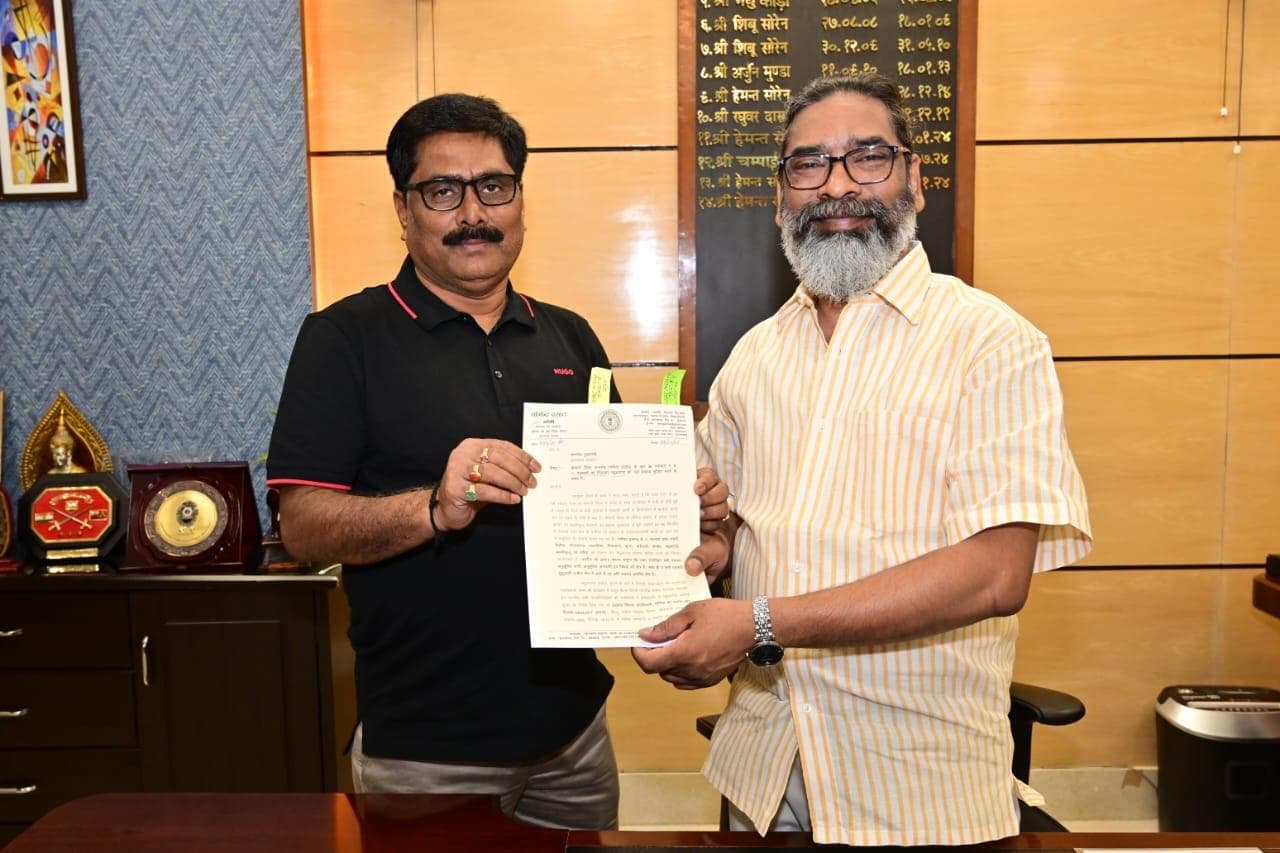 Bokaro News :महुआटांड़ को प्रखंड बनाने को मंत्री योगेंद्र ने सीएम को सौंपा पत्र