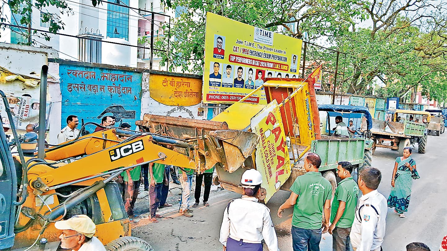 Ranchi News : मेन रोड व पुरूलिया रोड से हटाया गया अतिक्रमण
