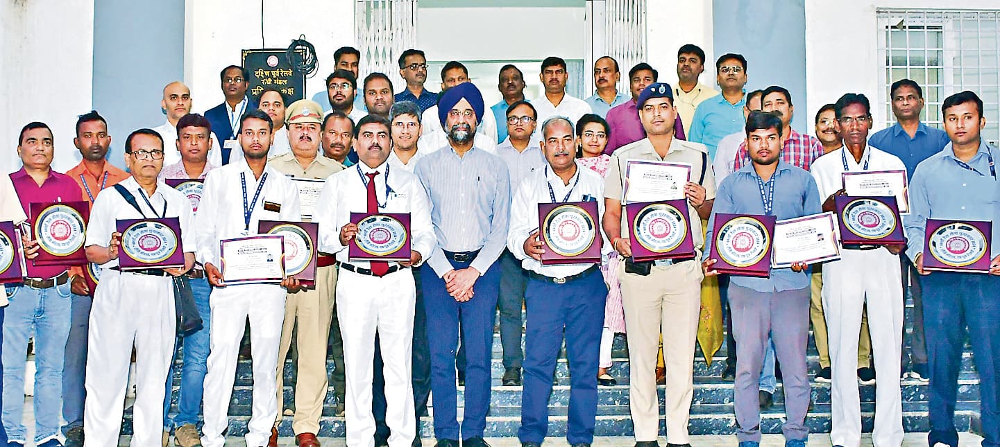 Ranchi News : उत्कृष्ट कार्य के लिए रेलवे के एक अधिकारी व 14 कर्मचारी पुरस्कृत