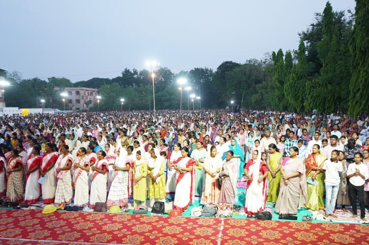 ranchi news : लोयला मैदान में पुण्य बृहस्पतिवार की धर्मविधि, आर्चबिशप ने 12 सामान्य लोगों के पैर धोये