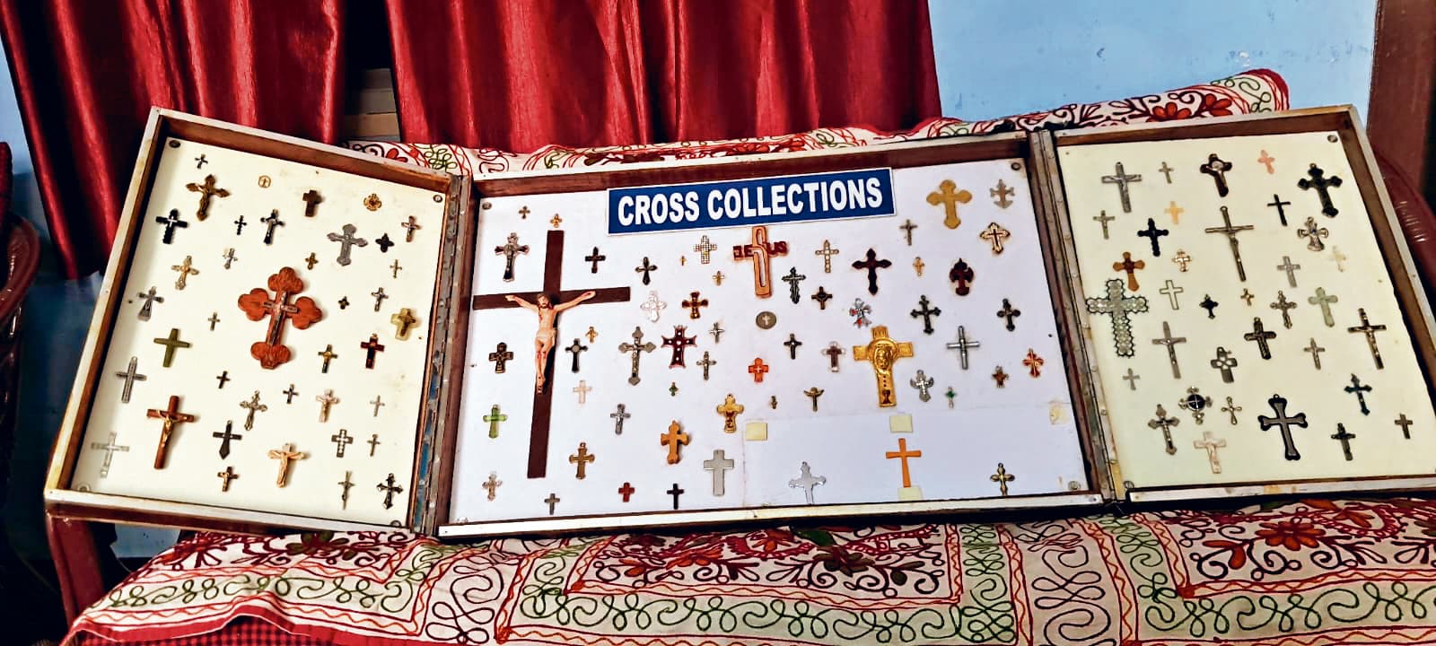 सुशील लोबो के पास है आधा इंच से 14 इंच तक का क्रूस