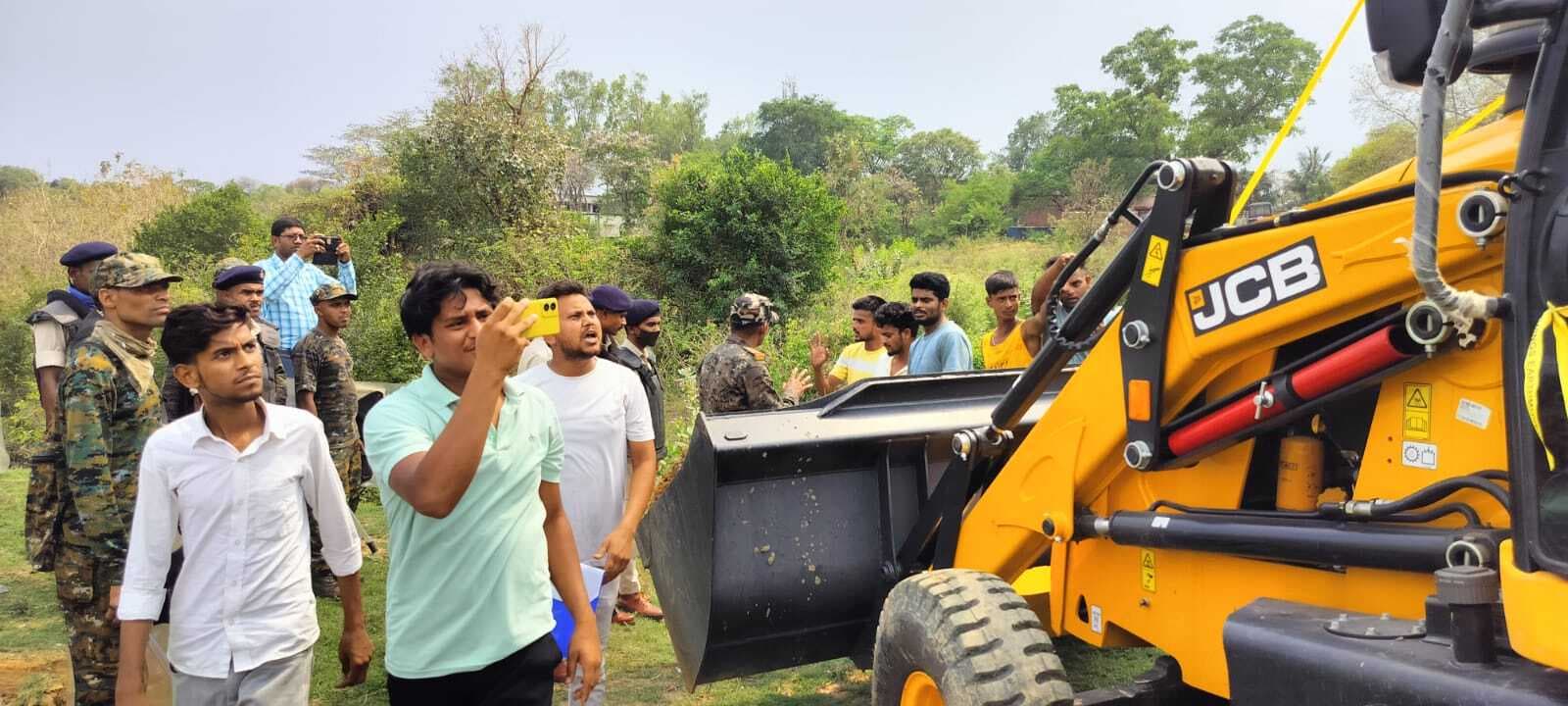 Dhanbad News : कतरी किनारे बनने वाले सीवरेज प्लांट का रैयतों ने किया विरोध, रोका काम