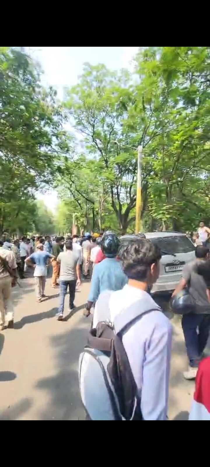 Jamshedpur News : कदमा : सड़क किनारे खड़ी एसयूवी में तेज रफ्तार कार ने मारी टक्कर, फिर हंगामा भी किया