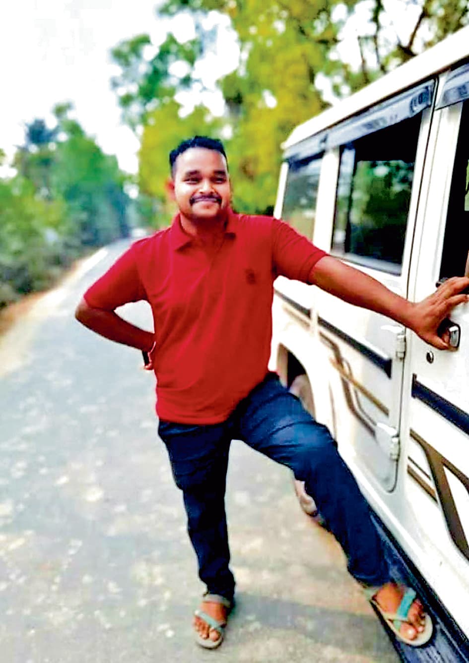 मवेशी तस्करों ने वाहन से पुलिस की गाड़ी में मारी टक्कर, चालक की गयी जान, दो पुलिसकर्मी जख्मी