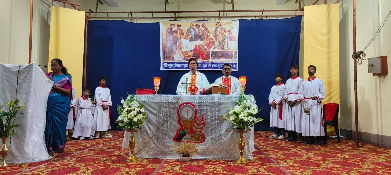 Dhanbad News: पुण्य गुरुवार पर फादर ने धोये 12 शिष्यों के पांव