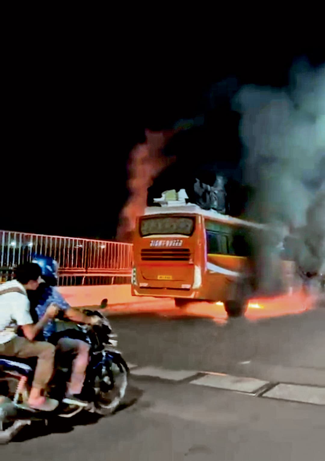 सेकेंड हुगली ब्रिज पर यात्रियों से भरी बस में लगी आग