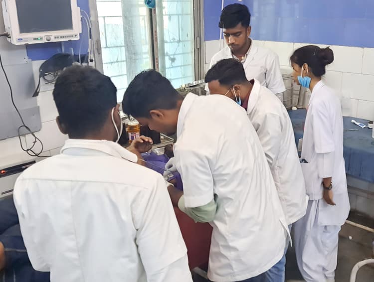 ऑटो-बाइक की टक्कर में बाइक सवार युवक घायल