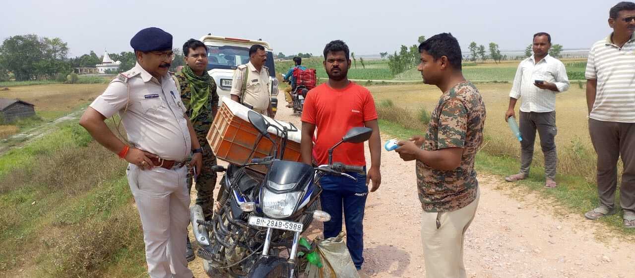 यूपी से आने वाले हर एक शख्स व वाहनाें की ली गयी तलाशी, वसूला गया पांच हजार का जुर्माना