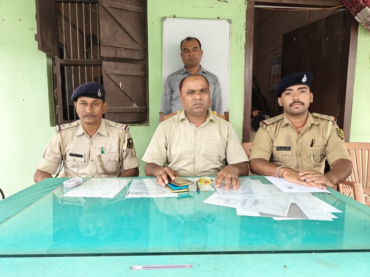 Motihari: दस हजार का इनामी शराब तस्कर गिरफ्तार