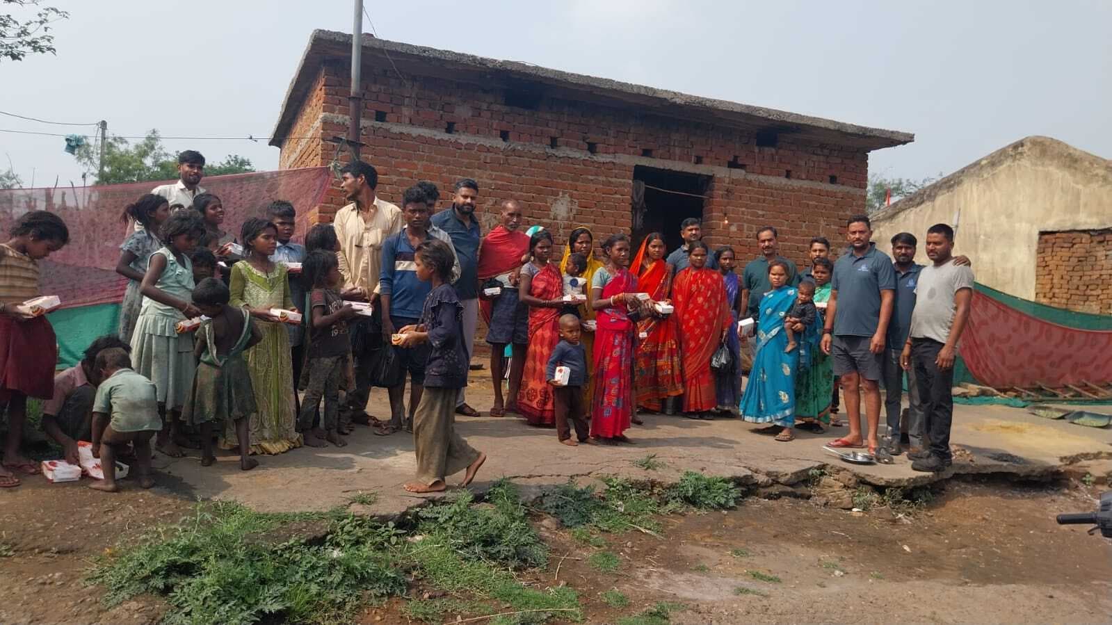 बिरहोर परिवारों के बीच दैनिक उपयोगी सामान का वितरण