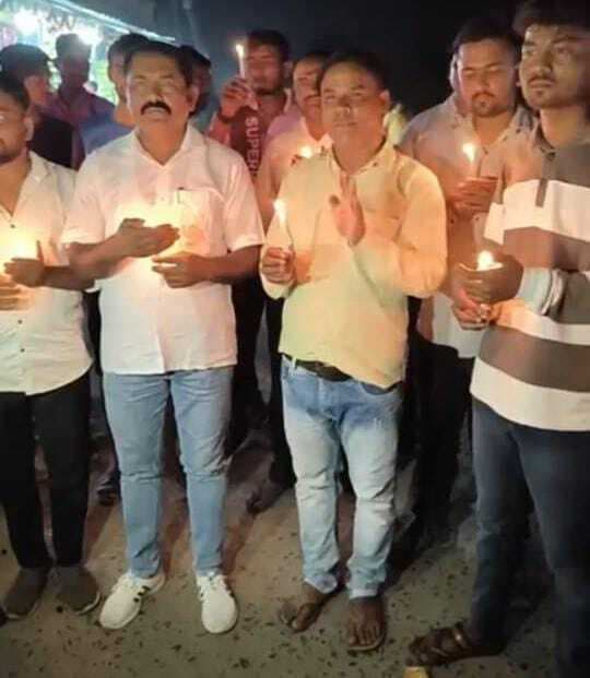 बैकुंठपुर की बेटी को न्याय दिलाने को लेकर निकाला कैंडल मार्च