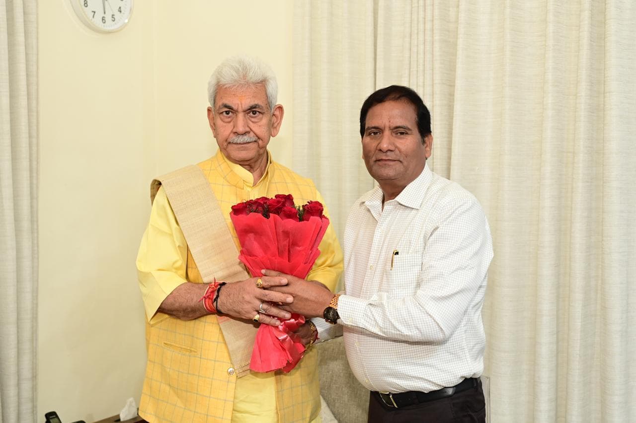 डॉ शैलेश कुमार ने जम्मू व कश्मीर के उपराज्यपाल मनोज सिन्हा से की मुलाकात