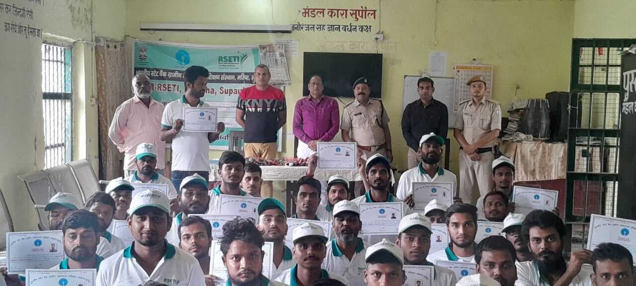 मंडल कारा में 35 पुरुष बंदियों को अगरबत्ती निर्माण का दिया गया प्रशिक्षण