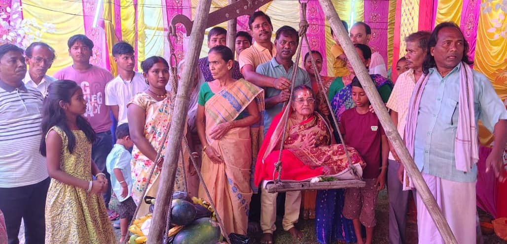 मां की गंभीर बीमारी ठीक हुई तो फलों से तोलकर अष्टजाम में किया वितरण