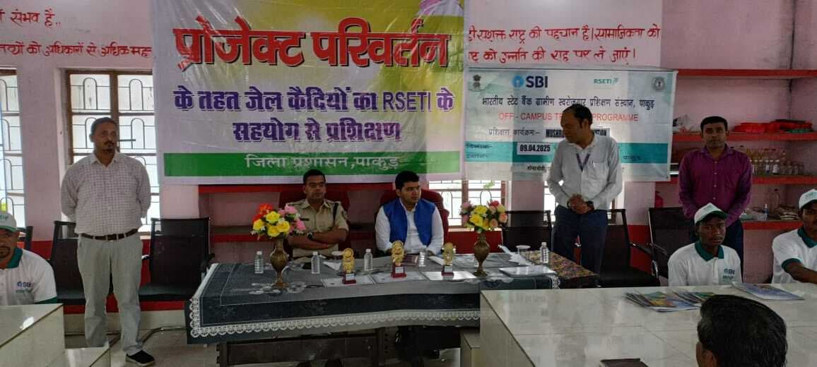 मशरूम की खेती का प्रशिक्षण लेने वाले बंदियों को मिला प्रमाण-पत्र