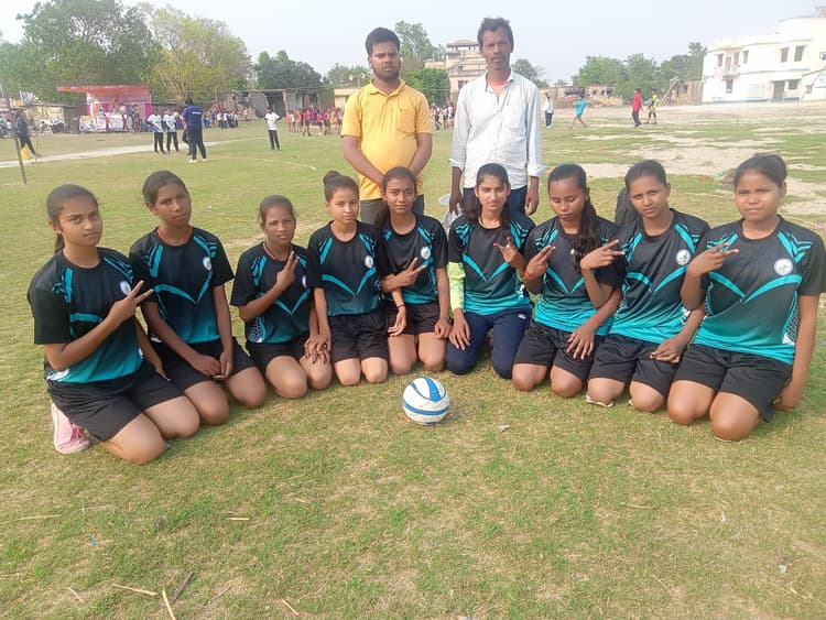 जूनियर बालिका हैंडबॉल टीम बेतिया के लिए हुई रवाना