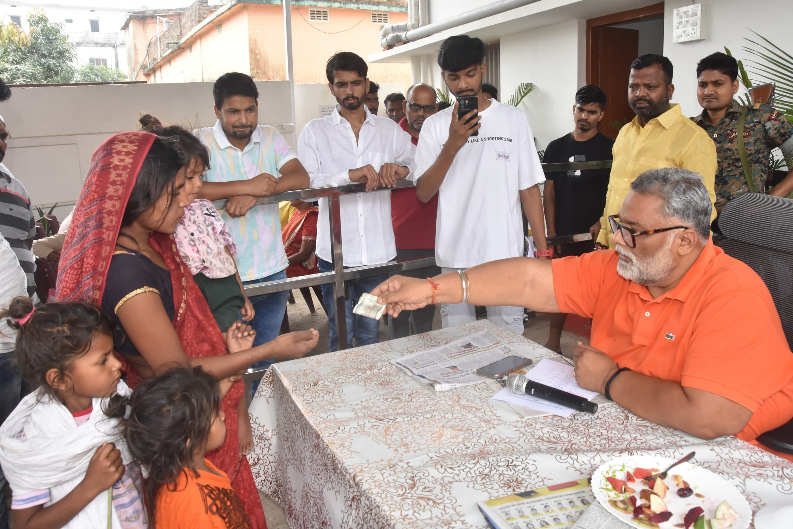 मृतक के परिजन से मुलाकात कर पप्पू यादव ने की आर्थिक मदद