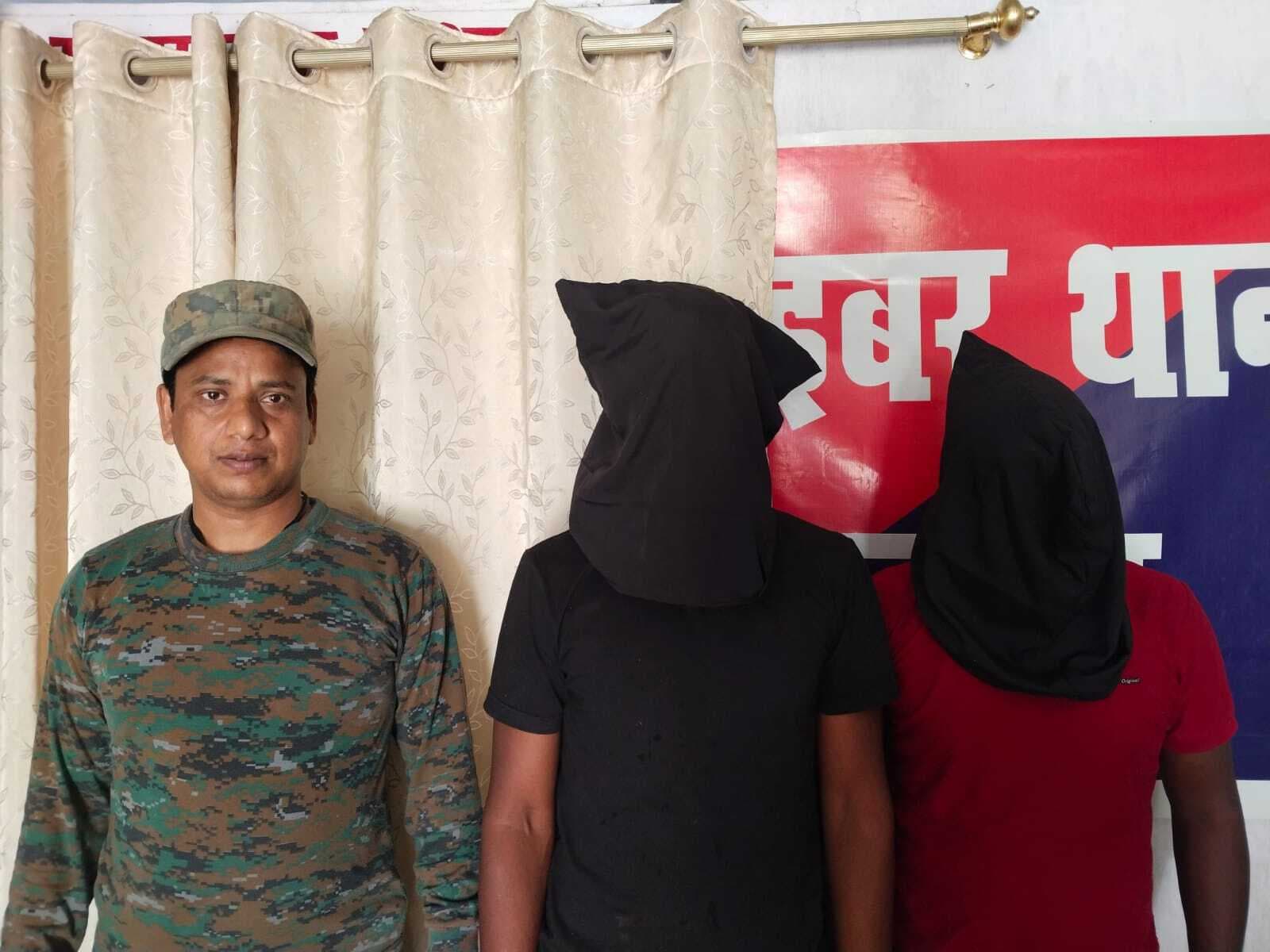 बजाज फाइनेंस के नाम पर ठगी करने वाले दो साइबर अपराधी धराये गिरफ्तार साइबर अपराधियों के पास से करीब 1.35 लाख रुपए सहित ठगी की कई दस्तावेज बरामद।