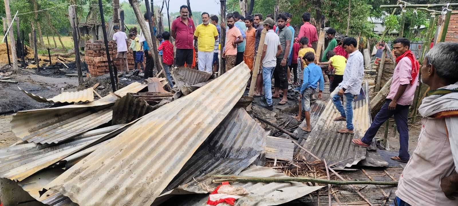 दूध गर्म करने के दौरान घर में लगी आग, सिलेंडर फटने से लगी आग 11 घर जले