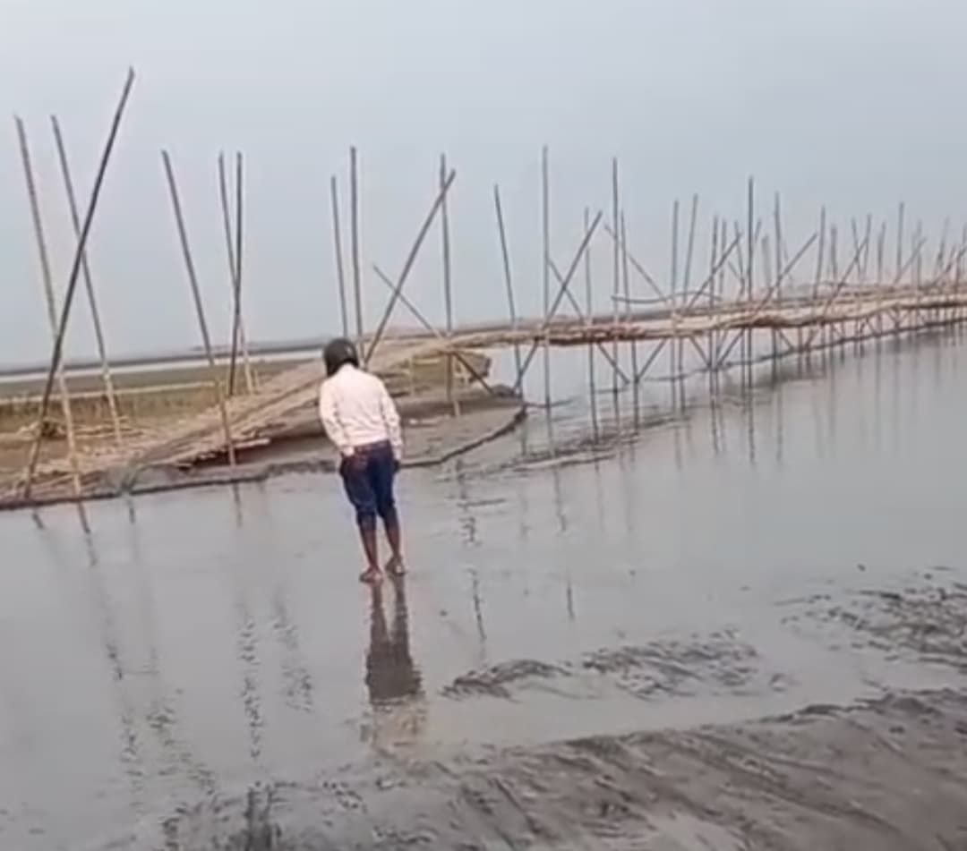 कोशी नदी में जलस्तर बढ़ने से चचरी पुल से आवागमन हुआ बाधित, बढ़ी लोगों की परेशानी