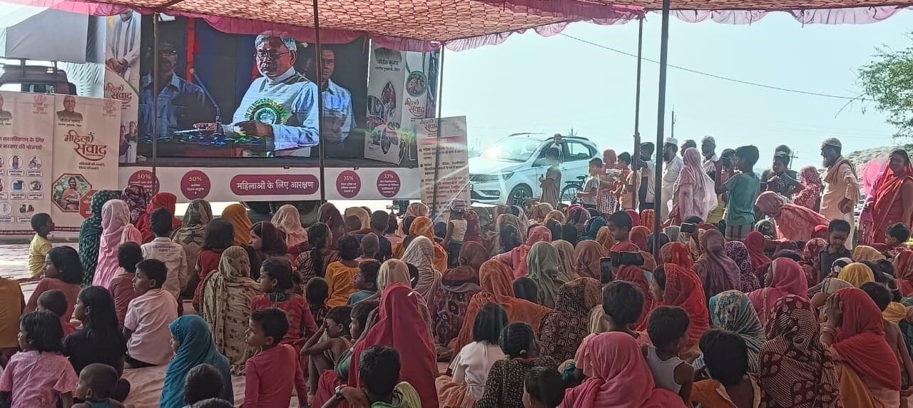 डीएम ने किया महिला संवाद कार्यक्रम का उद्घाटन