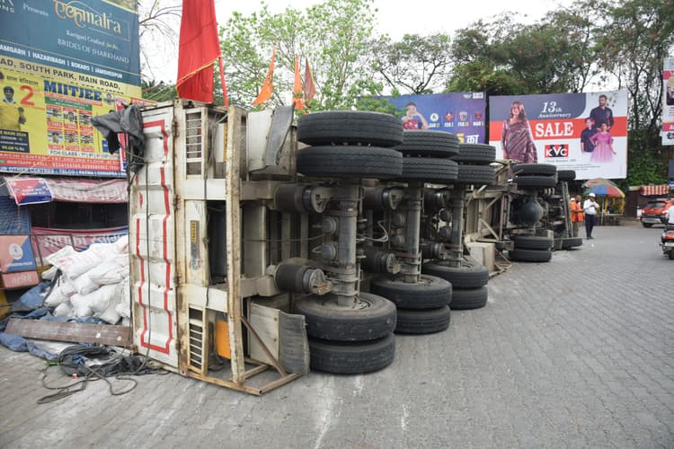 Jamshedpur news. साकची : देर रात चूना लदा ट्रेलर पलटा