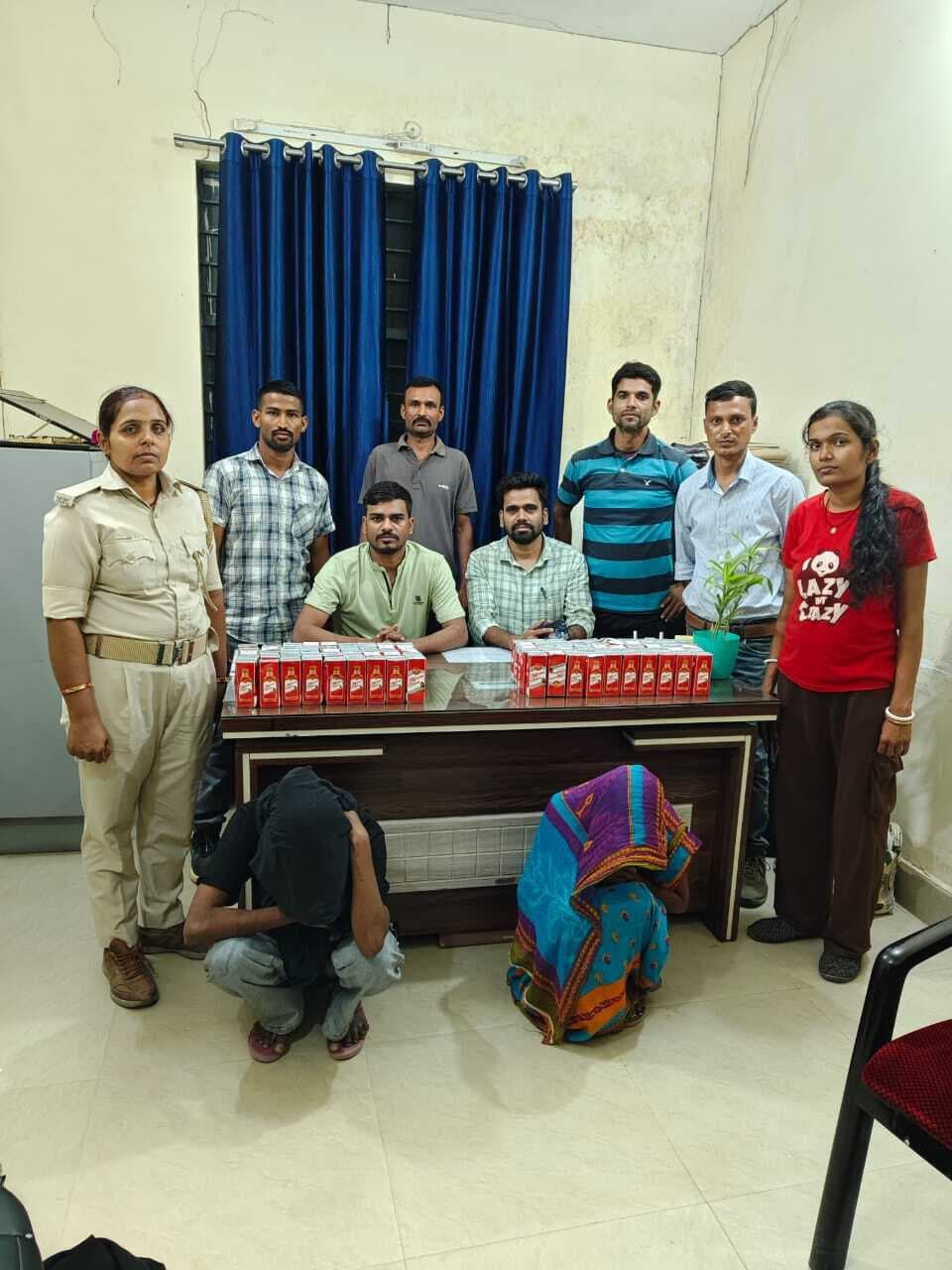 बुर्का में बंगाल से शराब की खेप ला रही दो महिला तस्कर गिरफ्तार