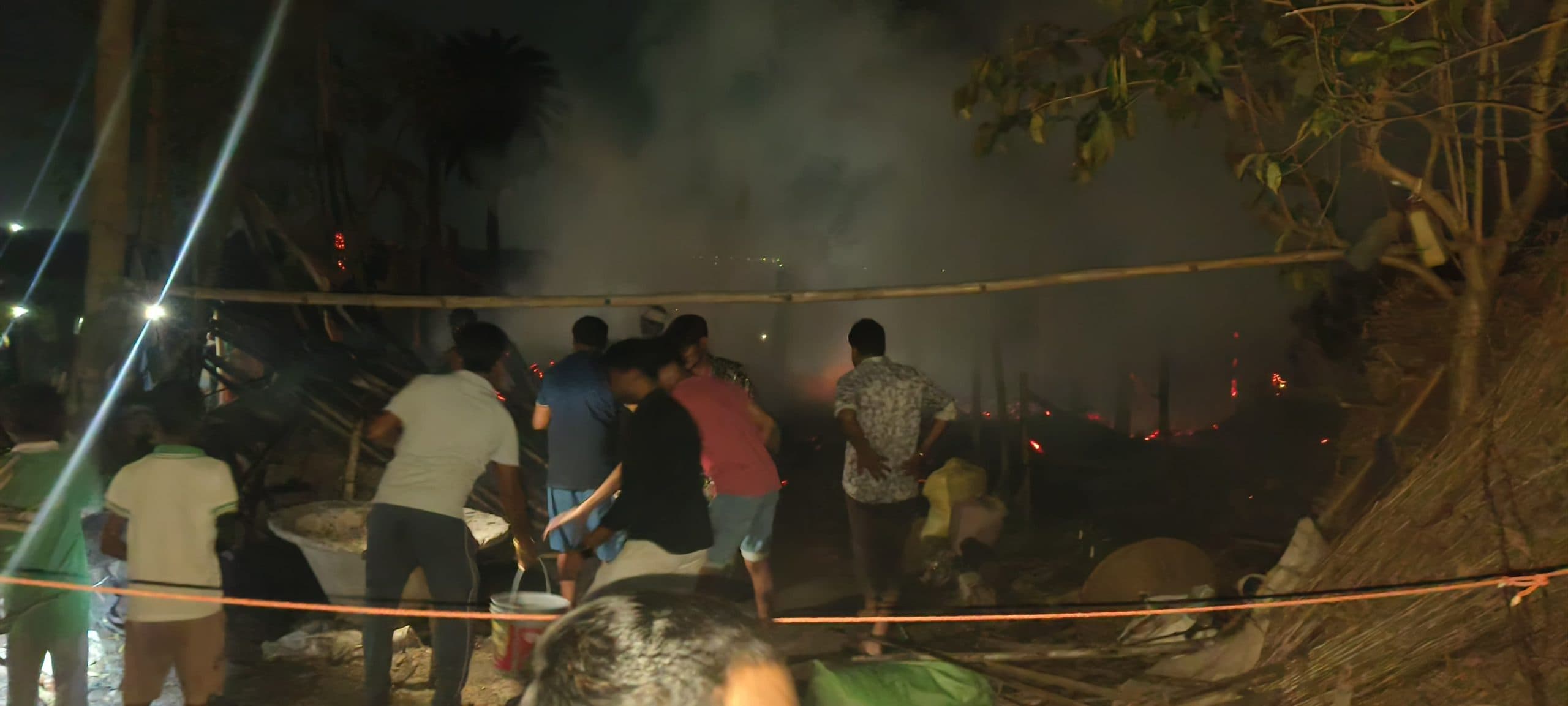 सिमरिया में एक घर में लगी आग, दो मवेशी भी झुलसे