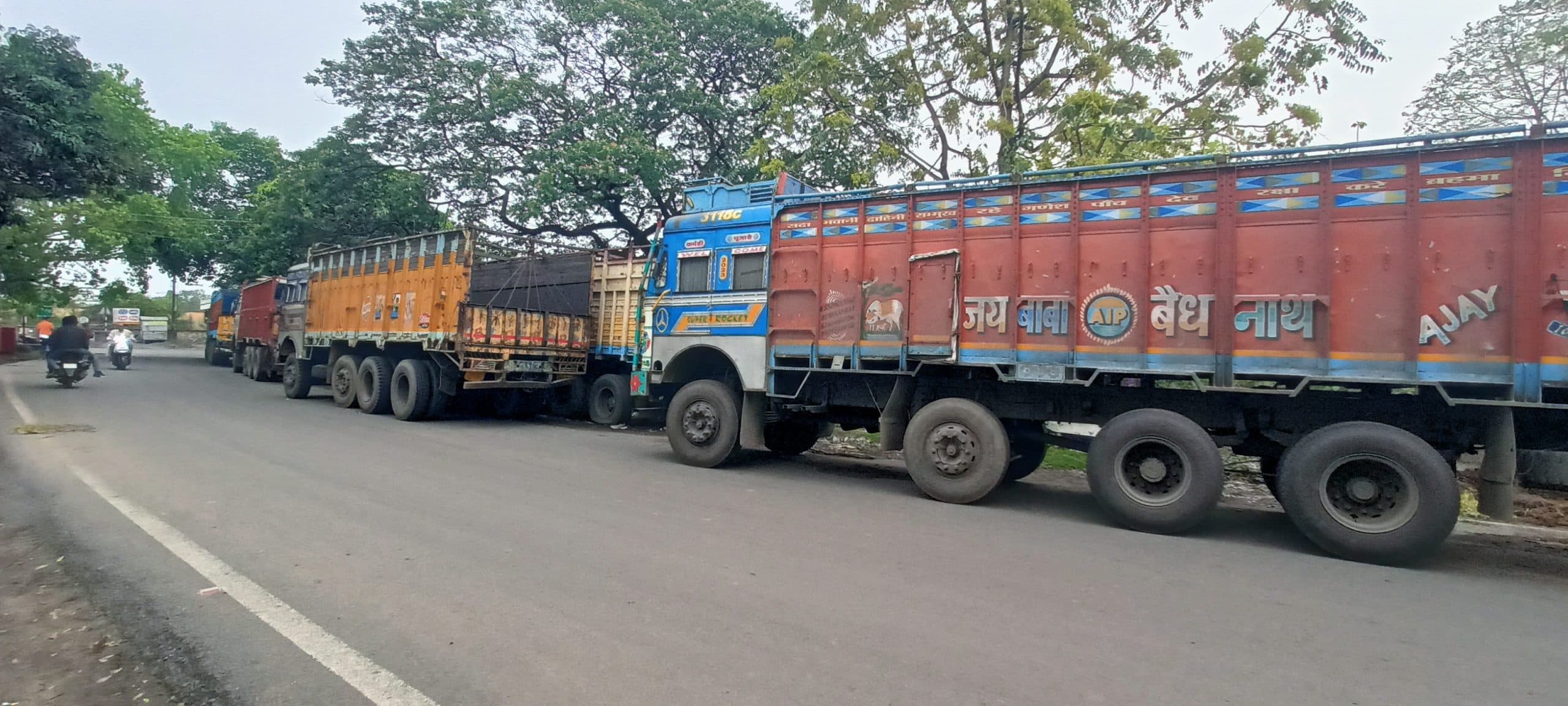 चितरा : कोयला लोडिंग के लिए स्लिप नहीं काटने से खड़ी रही गाड़ियां