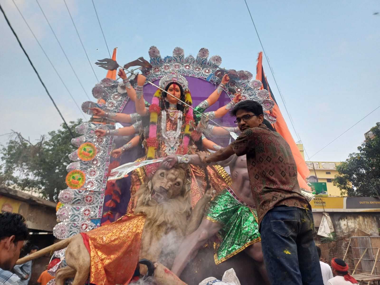 नम आंखों से मां दुर्गा की प्रतिमा को दी गयी विदाई