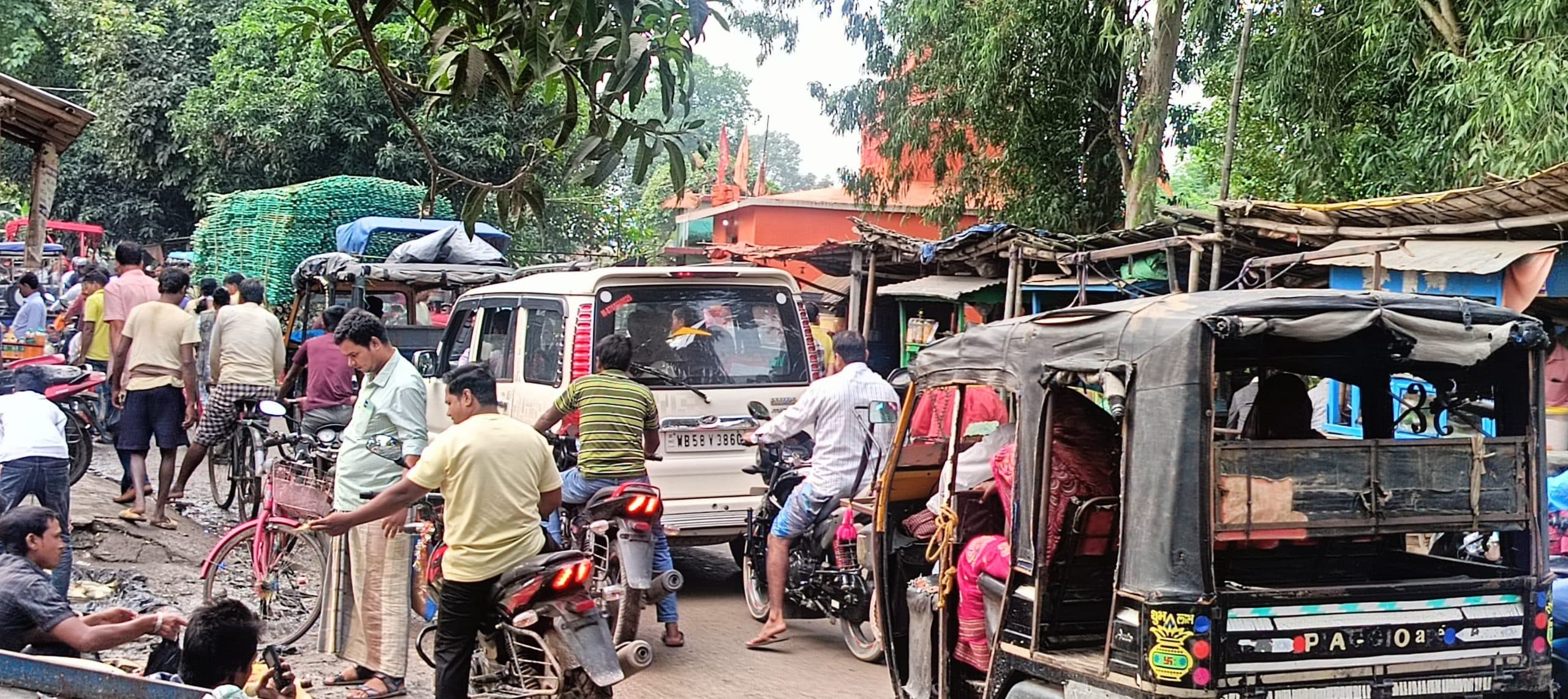 सालमारी बाजार में अतिक्रमण से लग रहा जाम, परेशानी