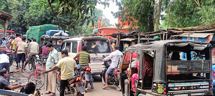 सालमारी बाजार में अतिक्रमण से लग रहा जाम, परेशानी