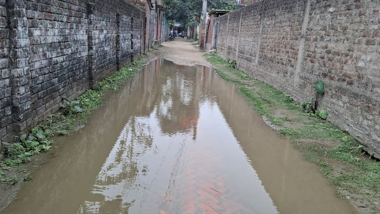 नल-जल योजना के पाइप से रिसाव, सड़कों पर बह रहा पानी, बढ़ी परेशानी