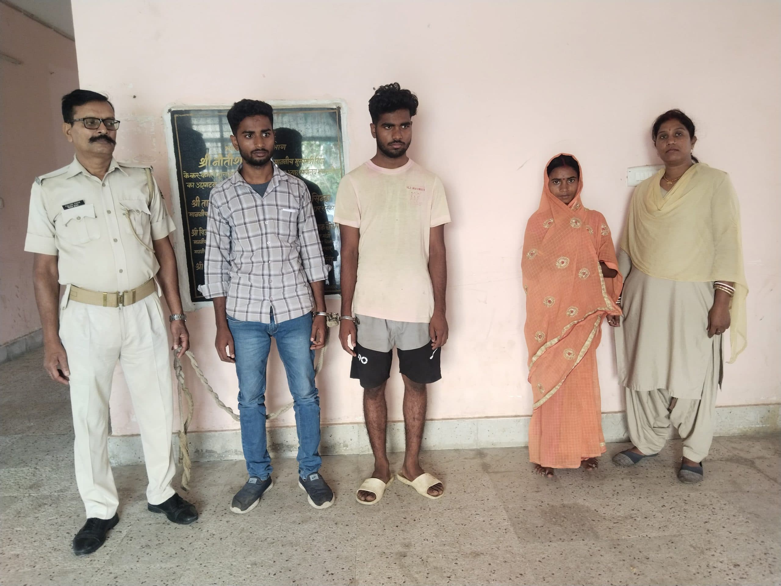 महिला सहित तीन तस्कर गिरफ्तार