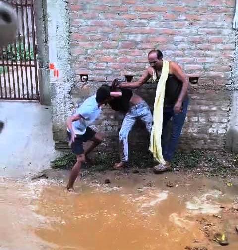 जबरन खेत की जुताई करने का किया विरोध तो युवक को पीटा