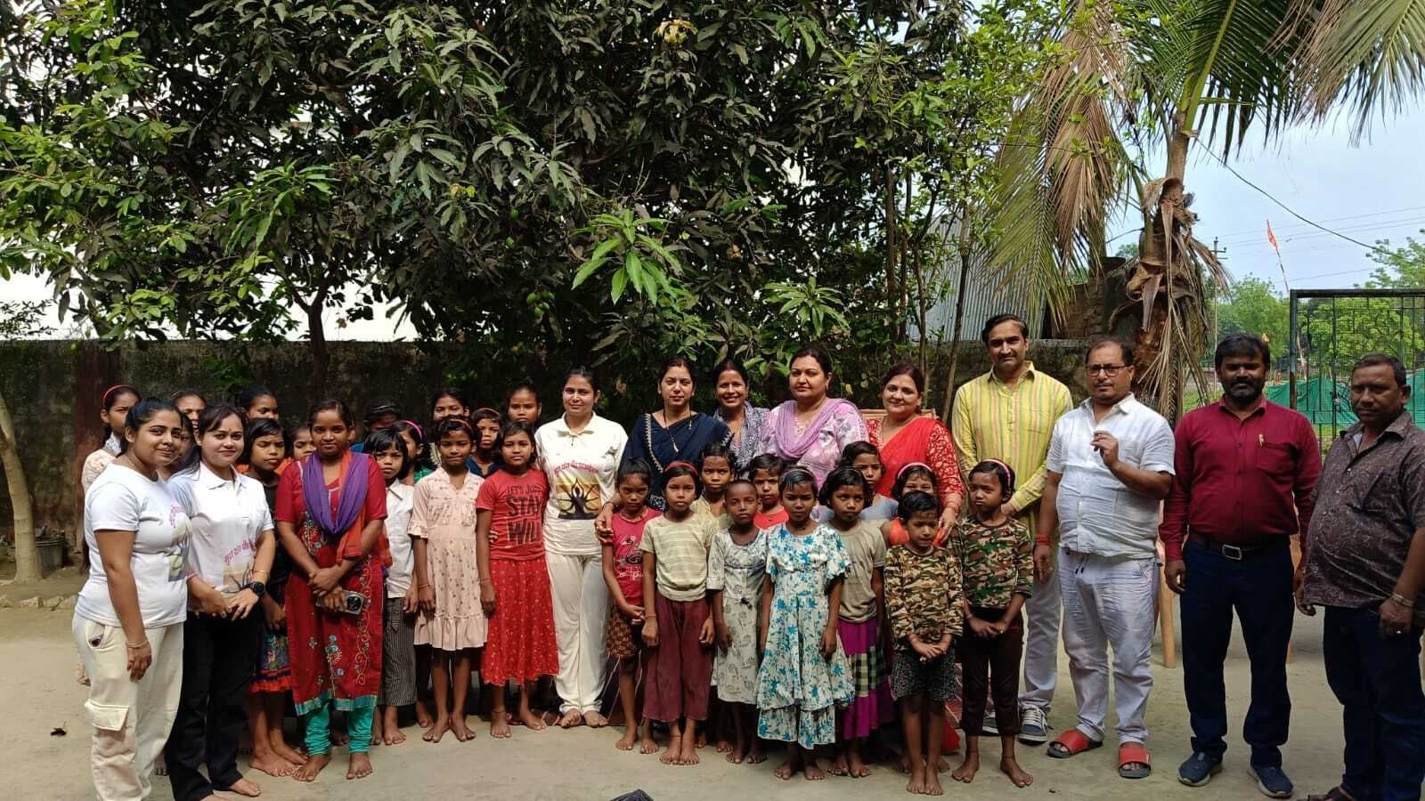 वनवासी कल्याण छात्रावास की बालिकाओं के लिए लगाया योग शिविर