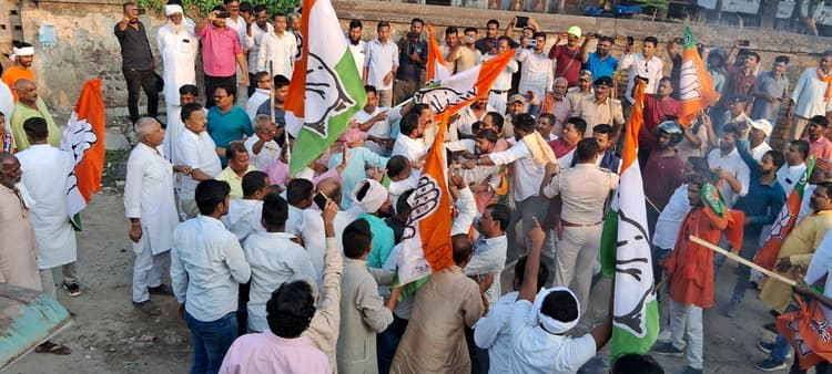 कांग्रेस कार्यालय के समीप आमने-सामने हुए भाजपा-कांग्रेस कार्यकर्ता, स्थिति तनावपूर्ण