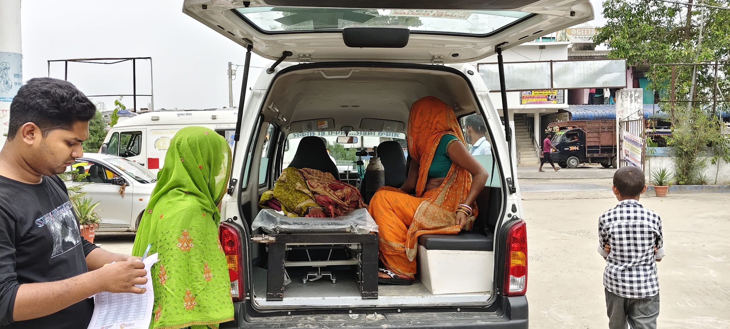 रोड ब्रेकर से बाइक अनियंत्रित, गिरकर महिला जख्मी