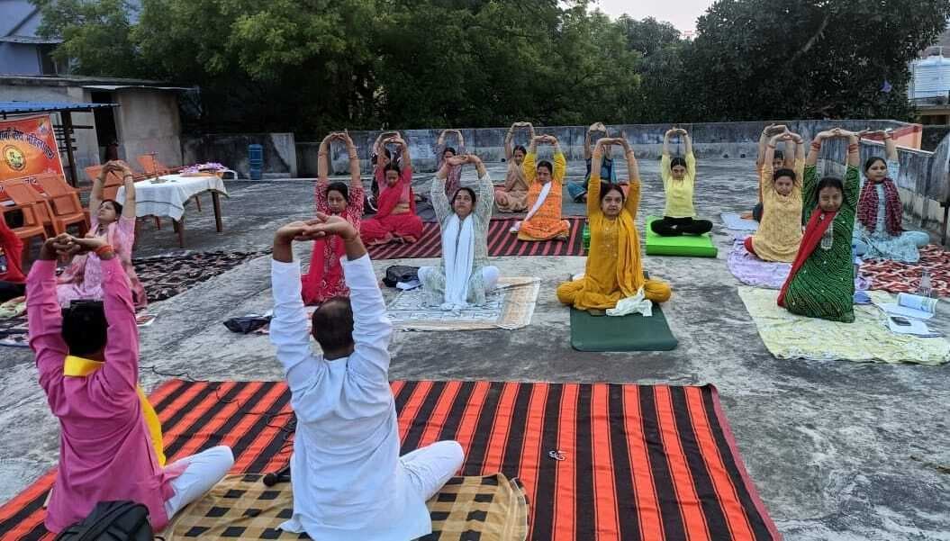 Deoghar news : महिला केसरवानी समाज व पतंजलि योग समिति ने शुरू किया शिविर, कराया योगाभ्यास