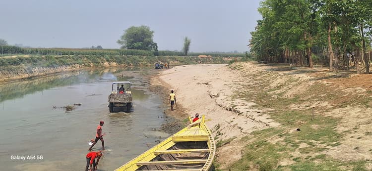 बालू के खनन से नदी किनारे बसे ग्रामीणों में दहशत