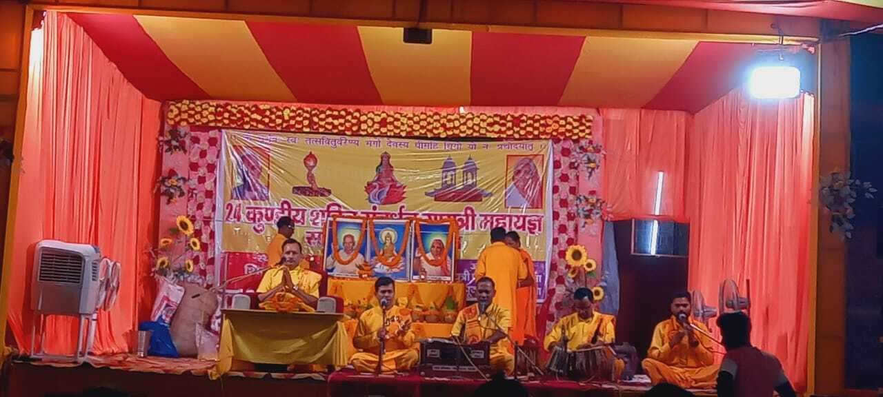 पबिया में चौबीस कुंडीय गायत्री महायज्ञ शुरू, उमड़ा श्रद्धा का सैलाब