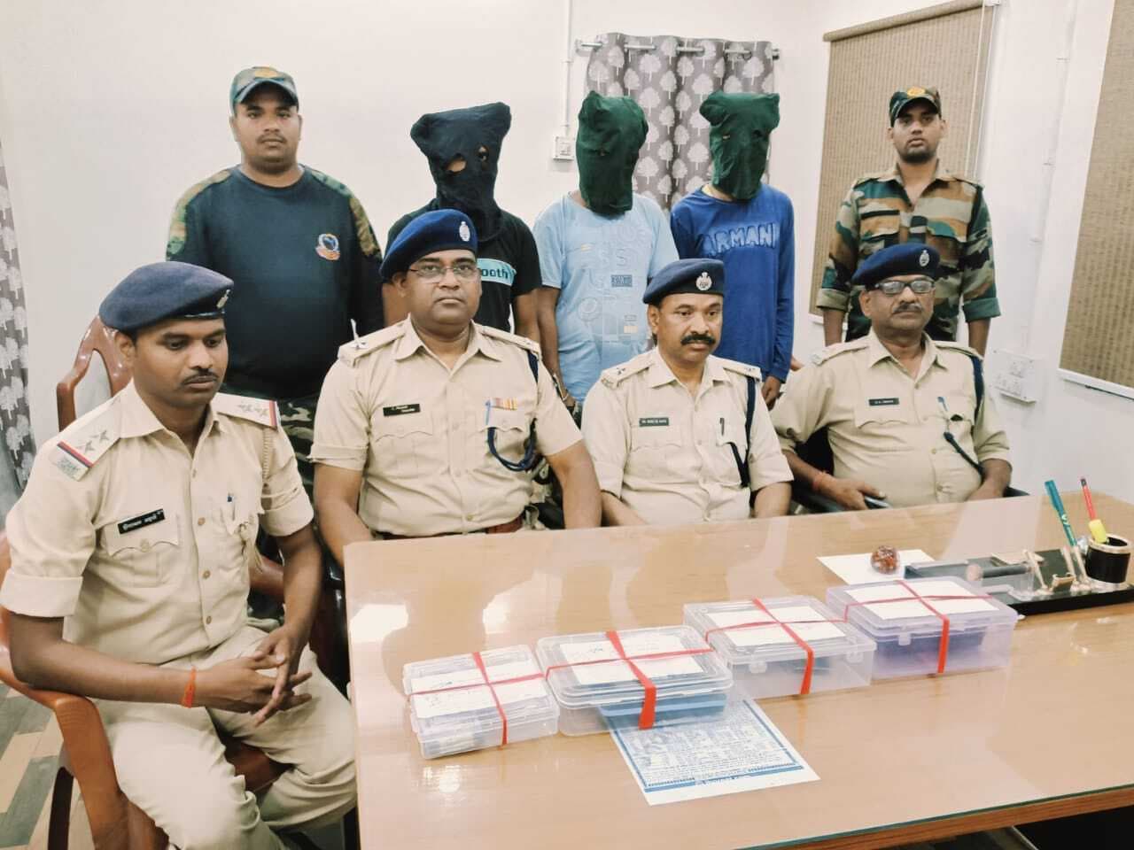 तीन साइबर ठग गिरफ्तार, आठ मोबाइल व 12 सिम जब्त