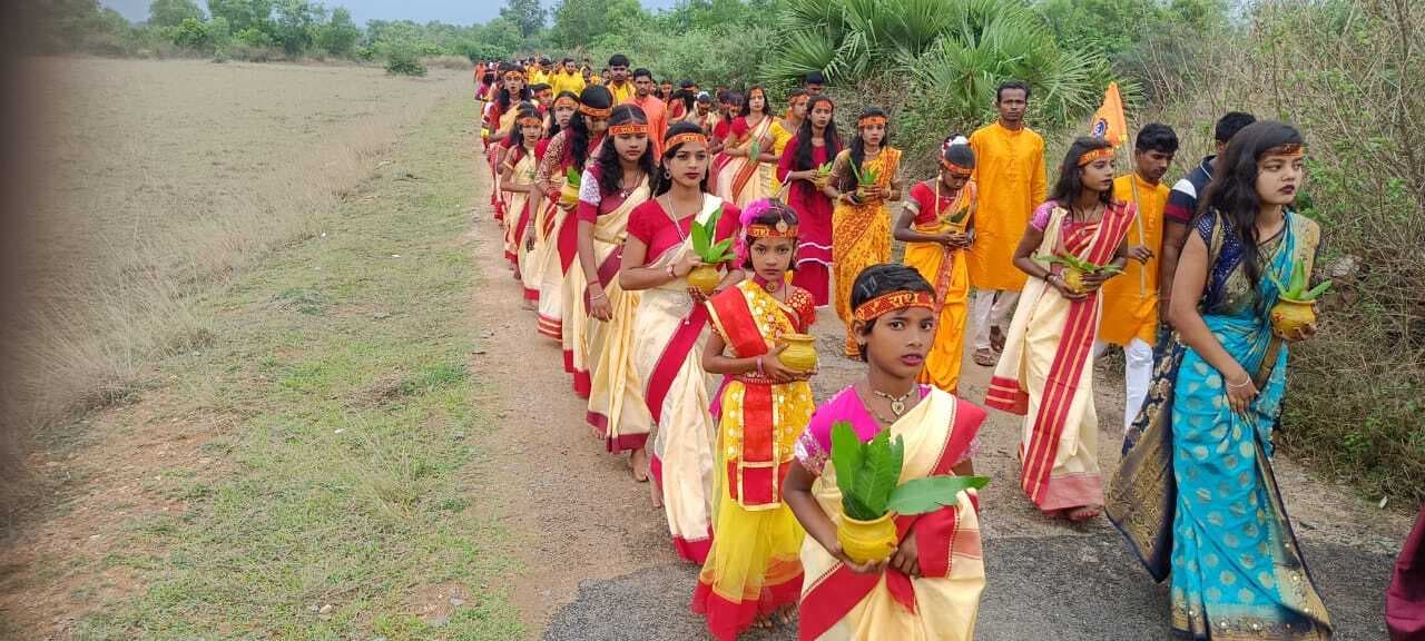 सुंदरपुर में श्रीमद्भागवत कथा को लेकर निकली कलश यात्रा