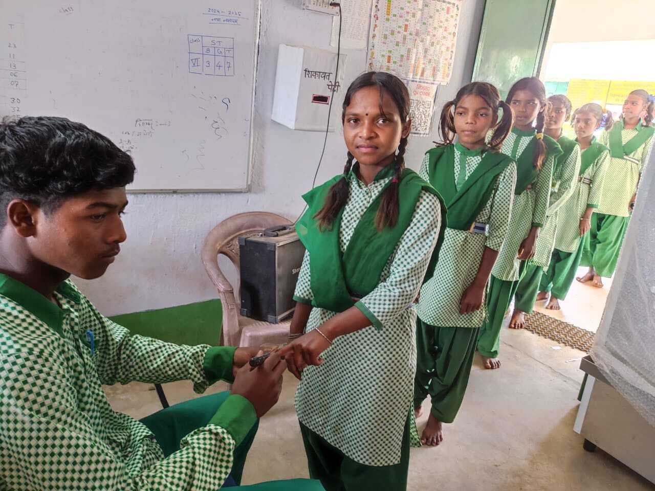 उत्क्रमित विद्यालयों में बाल संसद का चुनाव