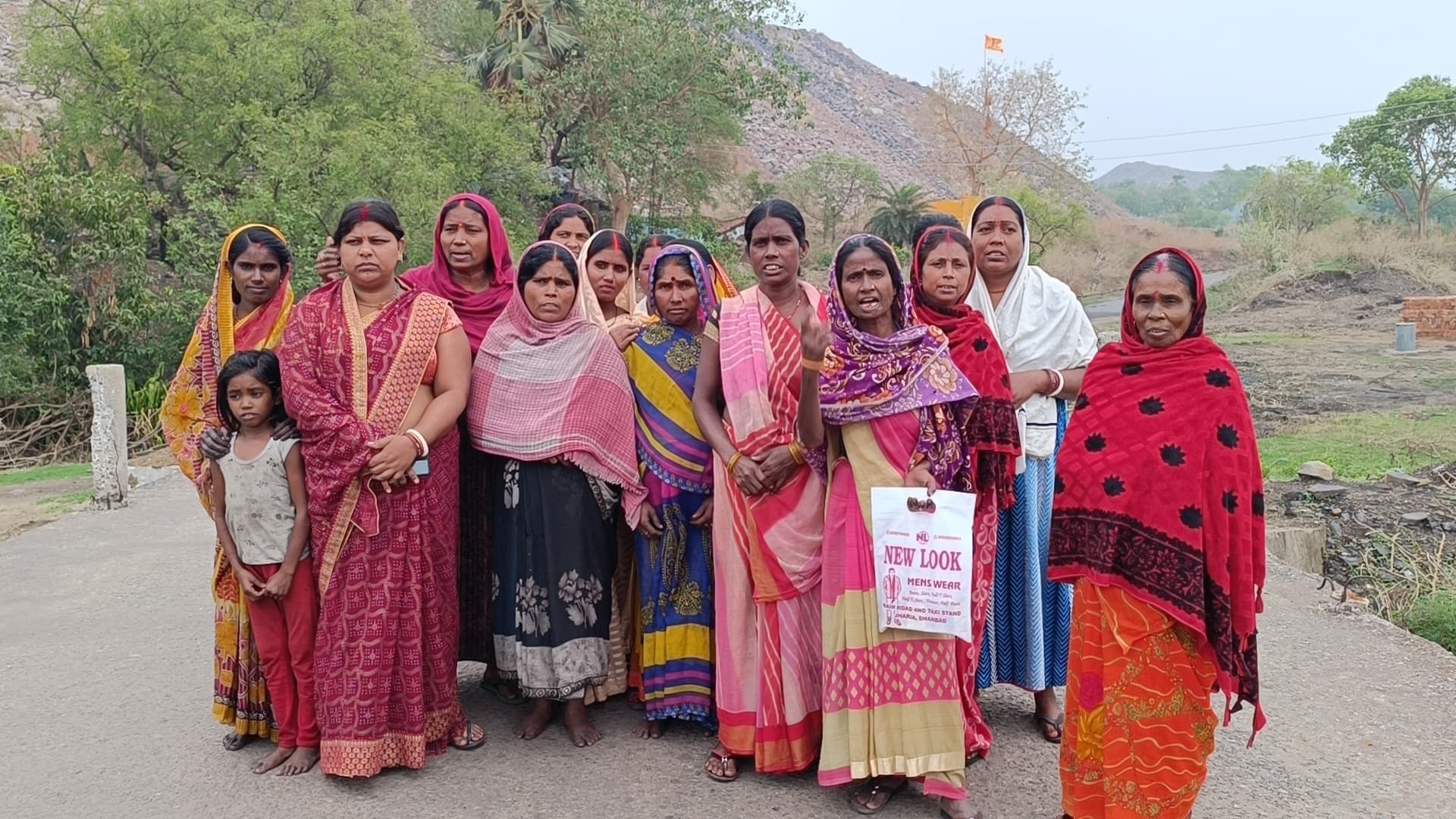 Dhanbad News: कुजामा : लोगों ने पुल निर्माण का किया विरोध, कहा पुल नहीं, पहले पानी चाहिए