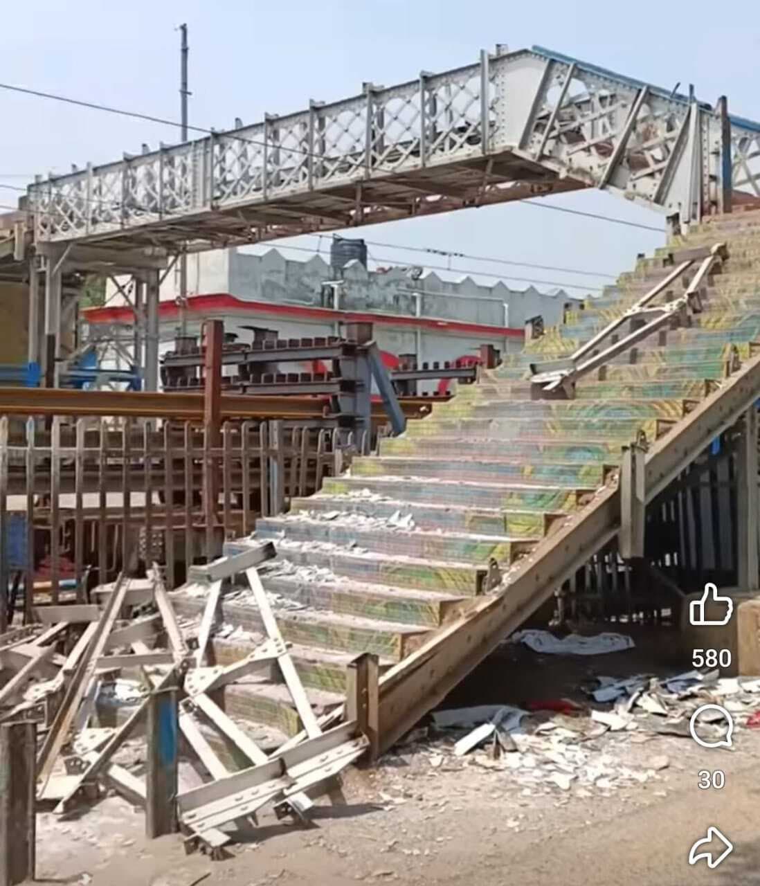 अंग्रेजों के जमाने में बने पैदल उपरी पुल को किया जा रहा ध्वस्त