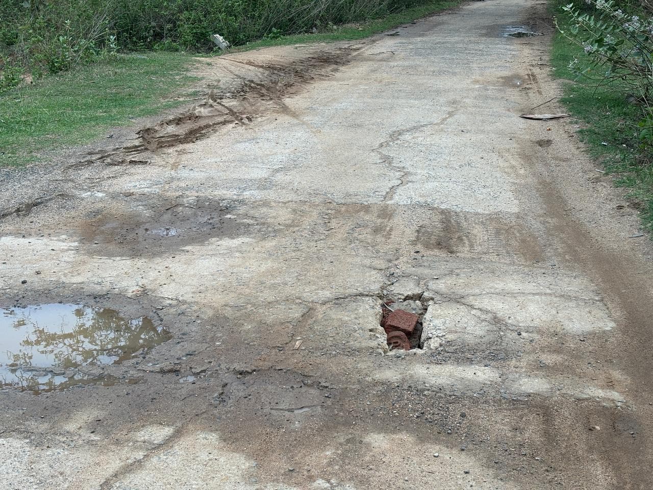 कलवर्ट में आयी दरार, हादसे का बढ़ा खतरा